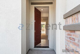 194 Wooley Creek Way in Brentwood, CA - Building Photo - Building Photo