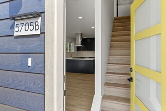 5705 NE Cesar E Chavez Blvd, Unit 5705 B in Portland, OR - Foto de edificio - Building Photo