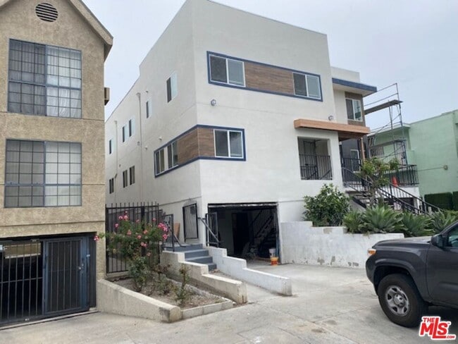 4832 Rosewood Ave in Los Angeles, CA - Building Photo - Building Photo