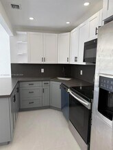 1054-1058-1058 SW 2nd St in Hallandale Beach, FL - Building Photo - Building Photo