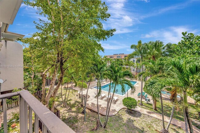6890 N Kendall Dr in Miami, FL - Building Photo - Building Photo