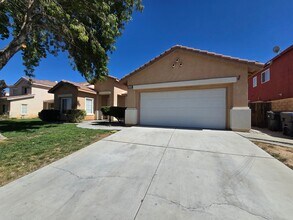 42534 Coronet Ct in Lancaster, CA - Foto de edificio - Building Photo