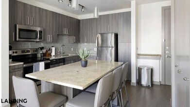 101 S Center St, Unit 528 in Arlington, TX - Foto de edificio - Building Photo