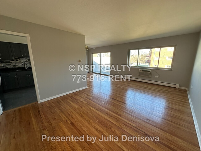 1639 Oakwood Ave, Unit 201 in Des Plaines, IL - Foto de edificio - Building Photo