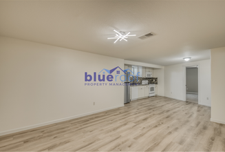 10626 NE Knott St in Portland, OR - Building Photo - Building Photo