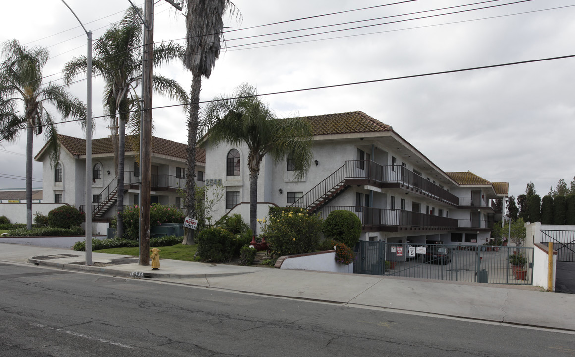 2540 W Lincoln Ave in Anaheim, CA - Building Photo