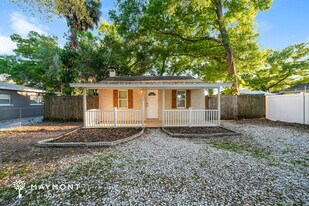 1705 E Lambright St N, Unit 306 in Tampa, FL - Building Photo