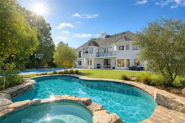 property at 5946 Woodlake Ave