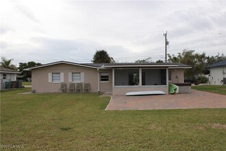 5229 Versailles Ct in Cape Coral, FL - Building Photo - Building Photo