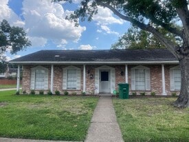 9303 Roos Rd in Houston, TX - Building Photo