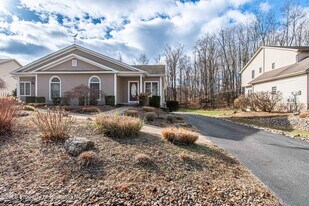 4013 Pond View Dr in South Abington Township, PA - Building Photo