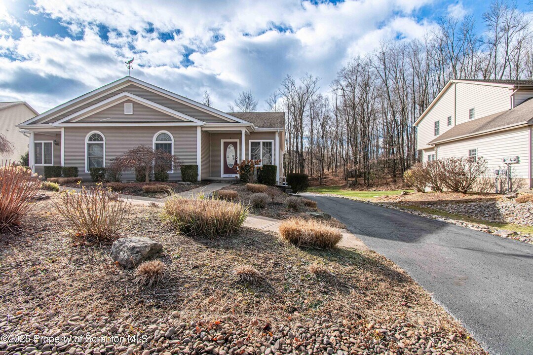 4013 Pond View Dr in South Abington Township, PA - Building Photo