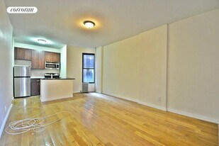 522 W 123rd St in New York, NY - Building Photo