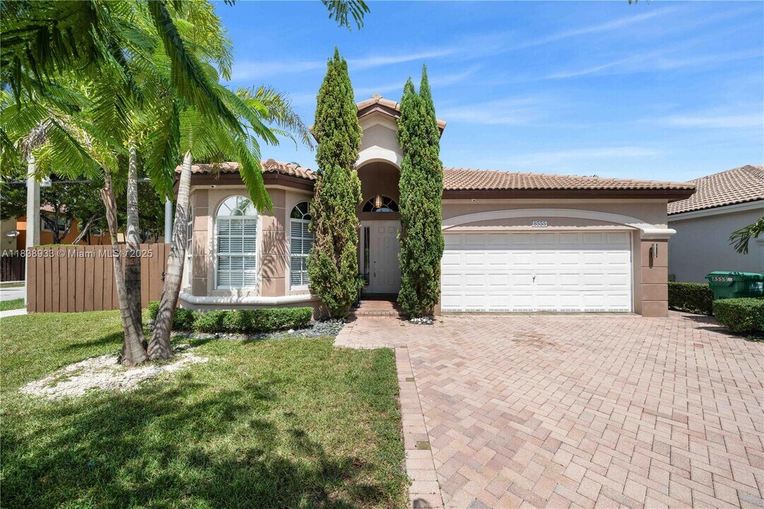 8555 NW 111th Ct in Doral, FL - Building Photo