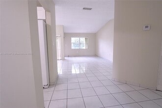 11165 NW 7th St in Miami, FL - Building Photo - Building Photo