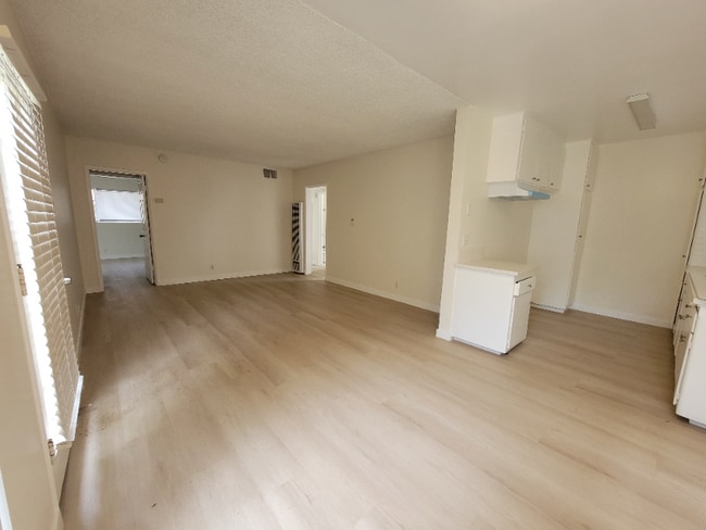 13531 Wyandotte St in Los Angeles, CA - Building Photo - Building Photo