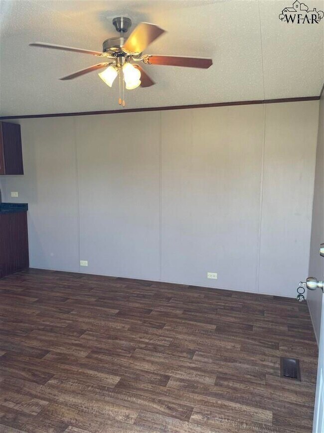 1007 S Wall St in Iowa Park, TX - Building Photo - Building Photo