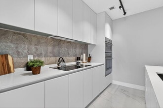 700 NE 23rd St in Miami, FL - Foto de edificio - Building Photo