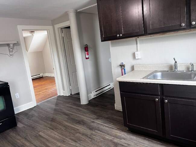 31 Tyler Ave, Unit 3rd Floor in Plainville, CT - Building Photo - Building Photo