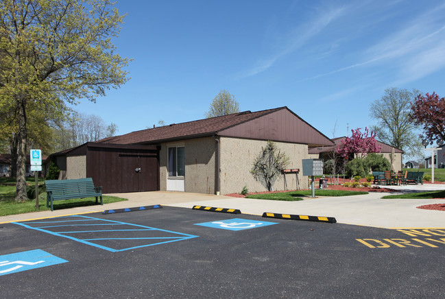 Carroll Court in Carrollton, OH - Foto de edificio - Building Photo