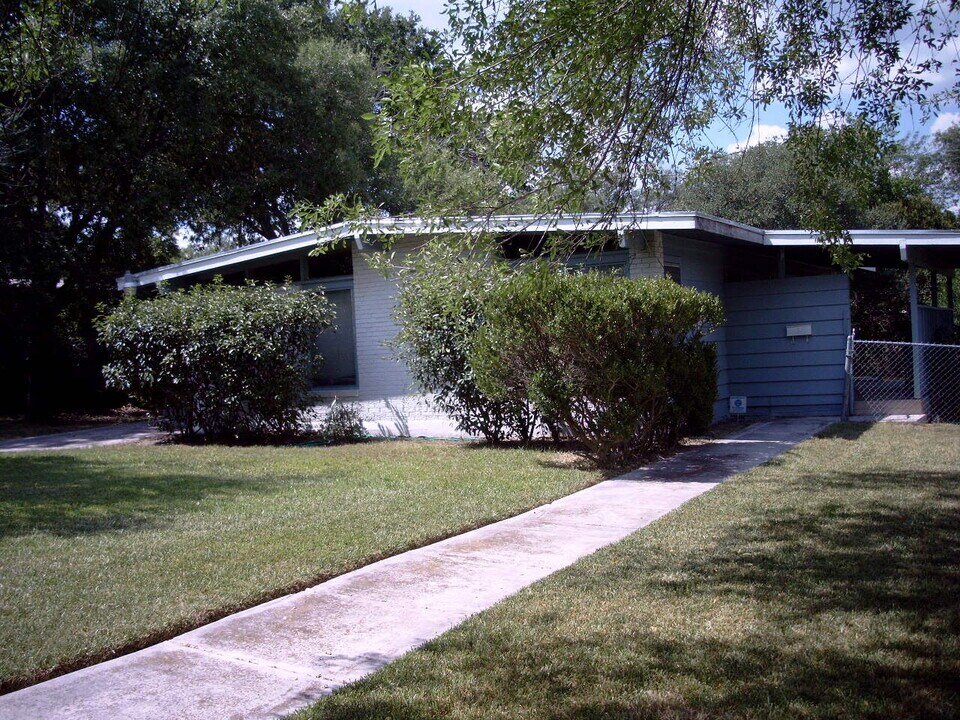 327 Sharon Dr in San Antonio, TX - Building Photo