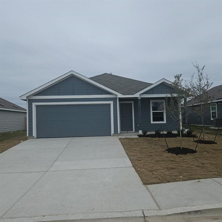 620 Clear Sky Dr in Lockhart, TX - Building Photo