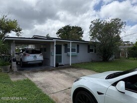 870 Sailfish Dr E in Atlantic Beach, FL - Building Photo
