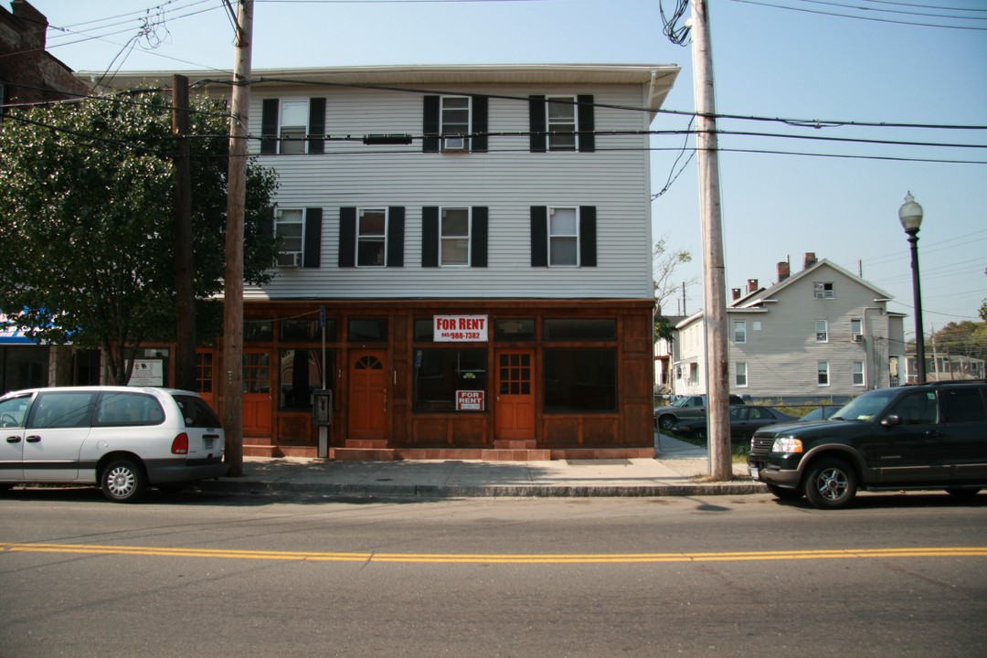 741-747 E Main St in Bridgeport, CT - Building Photo