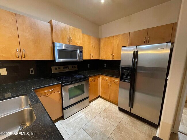 8290 Gate Pkwy W in Jacksonville, FL - Building Photo - Building Photo