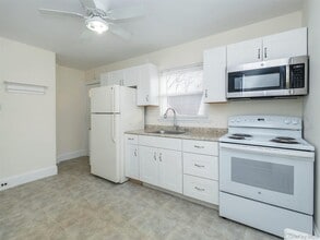 118 McLoughlin St in Glen Cove, NY - Building Photo - Building Photo