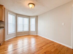 34 Lonsdale St, Unit 2 in Boston, MA - Foto de edificio - Building Photo