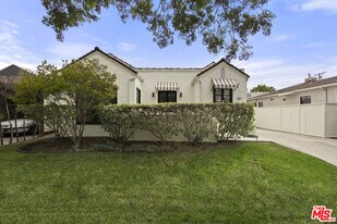 451 Westmount Dr in West Hollywood, CA - Building Photo