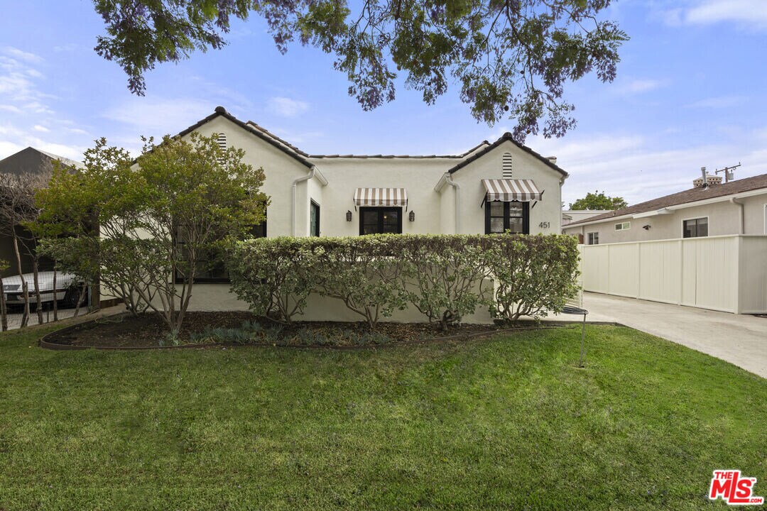 451 Westmount Dr in West Hollywood, CA - Building Photo