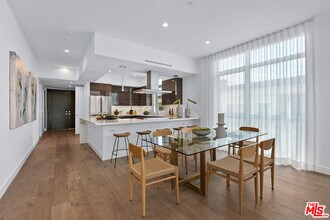 250 N Crescent Dr in Beverly Hills, CA - Building Photo - Building Photo