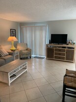 10125 Manatee Ave W in Bradenton, FL - Building Photo