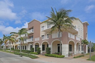 One Park Place in Lake Park, FL - Foto de edificio - Building Photo