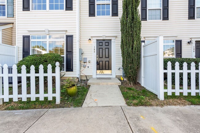 8620 Neuse Landing Ln in Raleigh, NC - Foto de edificio - Building Photo