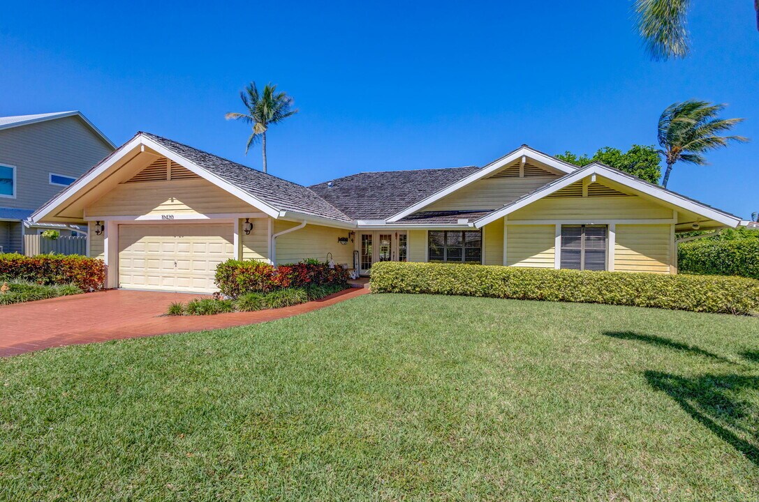 10420 SE Jupiter Narrows Dr in Hobe Sound, FL - Building Photo