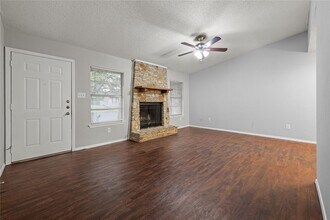 10301 Little Pebble Dr in Austin, TX - Foto de edificio - Building Photo