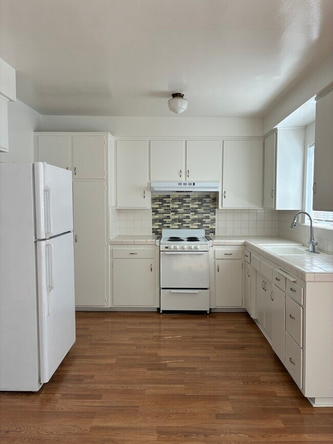 13931 Bessemer St in Van Nuys, CA - Foto de edificio - Building Photo