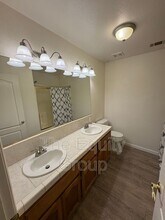 2322 E Beech Ct in Visalia, CA - Building Photo - Building Photo