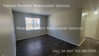6603 Strawberry Ln in Louisville, KY - Building Photo - Building Photo