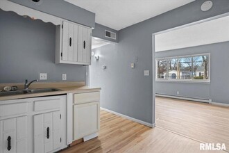 1300 N Grand Ave W in Springfield, IL - Building Photo - Interior Photo