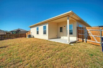 9720 Baden Ln in Austin, TX - Foto de edificio - Building Photo