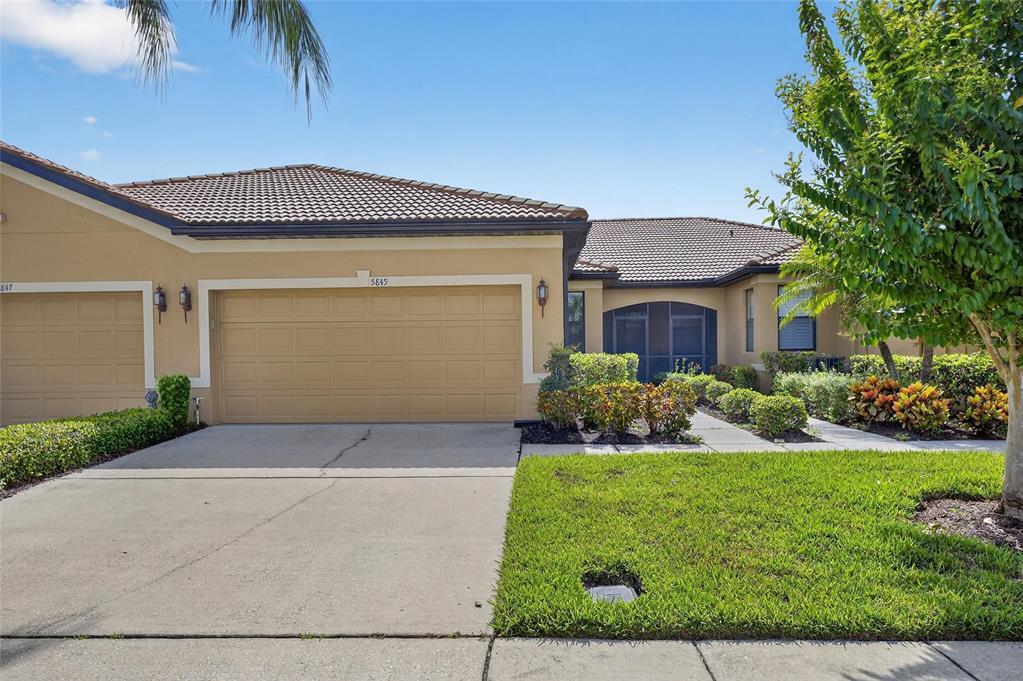 5845 Sunset Falls Dr in Apollo Beach, FL - Building Photo