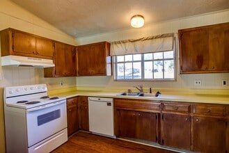 114 Oakview Dr in Kerrville, TX - Building Photo - Building Photo