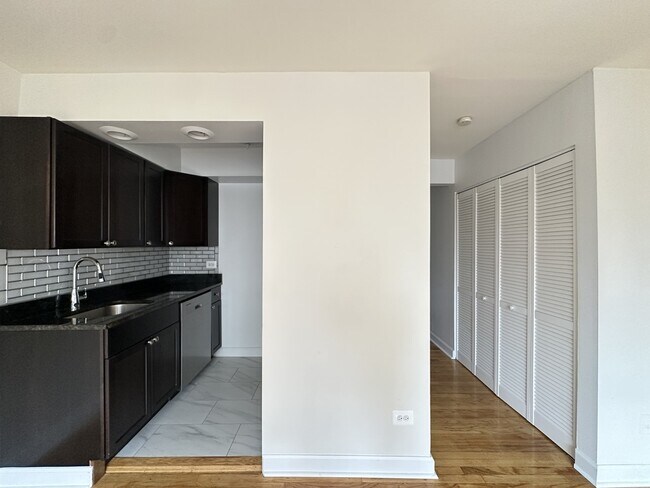 6830 N Sheridan Rd, Unit 964 in Chicago, IL - Building Photo - Building Photo