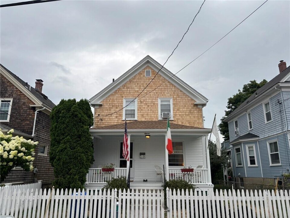 11 Eastnor Rd in Newport, RI - Building Photo
