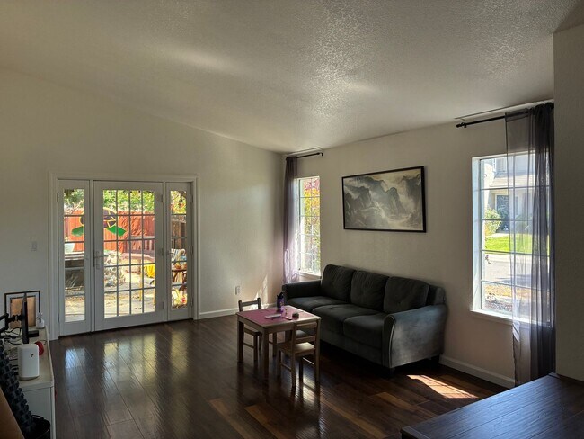 1107 Colina Ct in Davis, CA - Building Photo - Building Photo