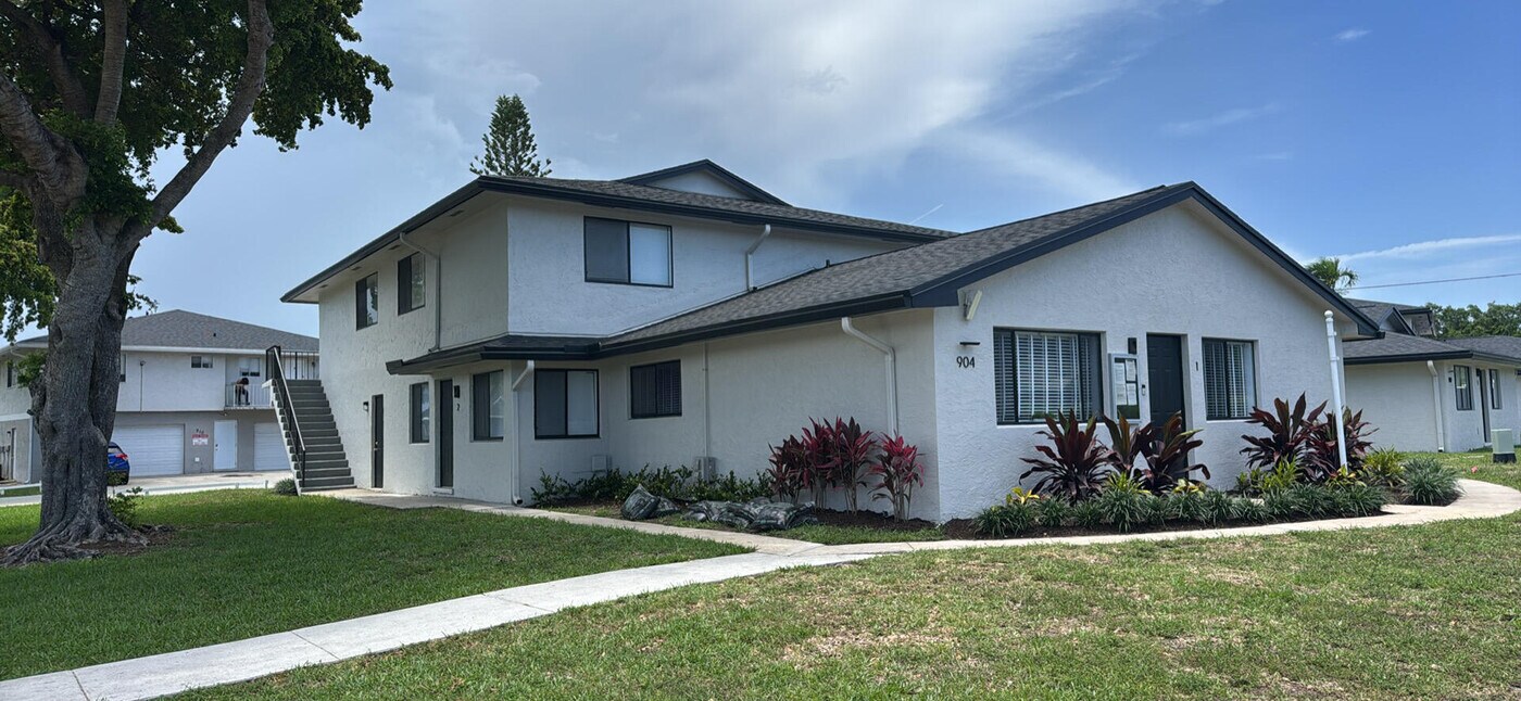 805 Tiffany Dr W in West Palm Beach, FL - Building Photo